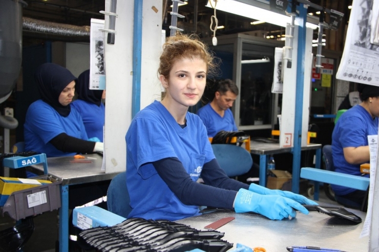 İş Hayatına Atılan İşitme Engelliler, Kendi Paralarını Kazanıyor