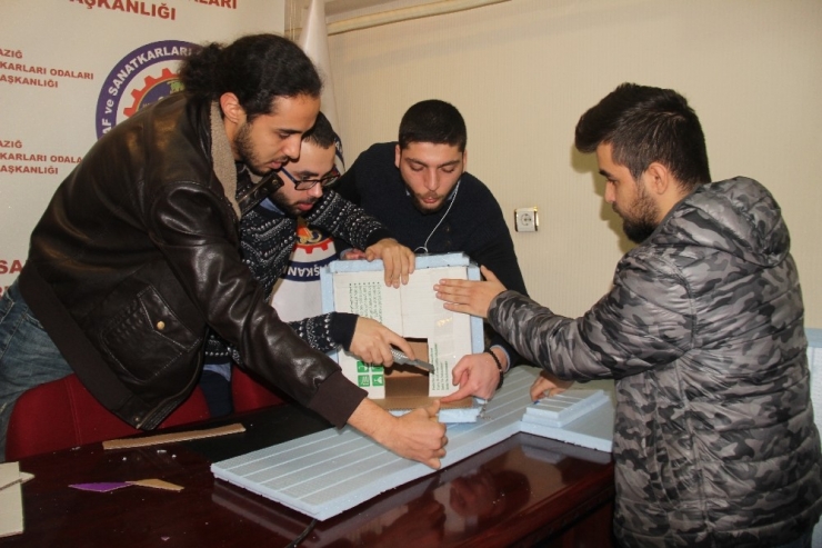 Atık Malzemelerle, Sokak Hayvanlarına "Ev" Yaptılar