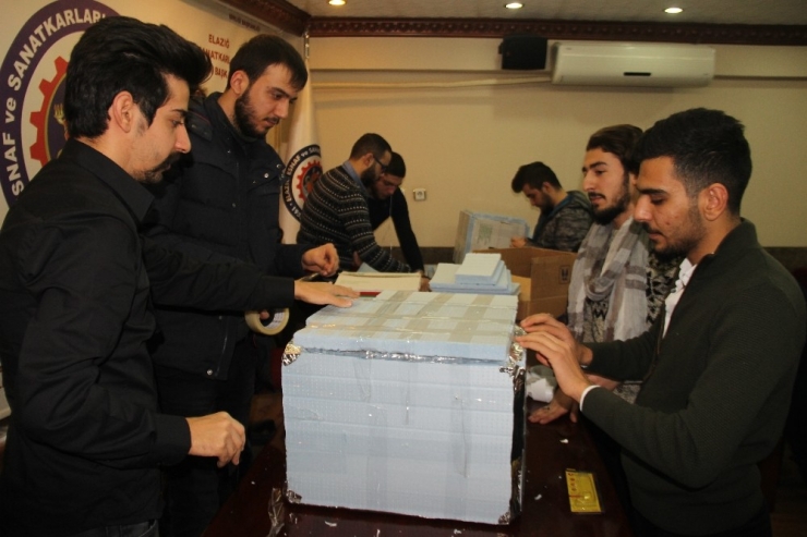 Atık Malzemelerle, Sokak Hayvanlarına "Ev" Yaptılar