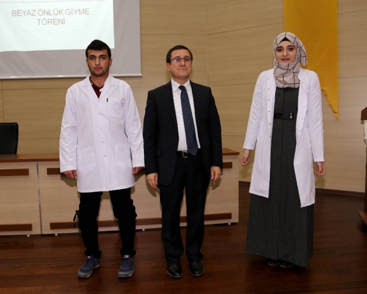 Eczacılık Fakültesi Öğrencileri Beyaz Önlüklerini Giydi