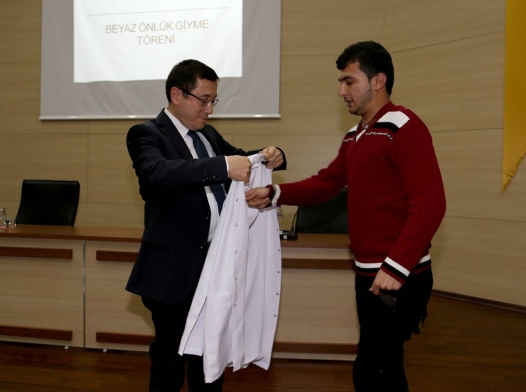 Eczacılık Fakültesi Öğrencileri Beyaz Önlüklerini Giydi