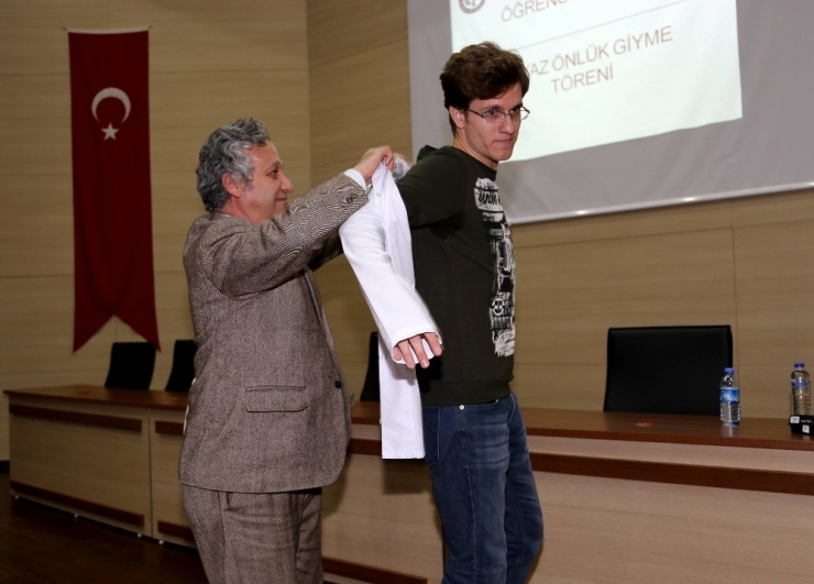 Eczacılık Fakültesi Öğrencileri Beyaz Önlüklerini Giydi
