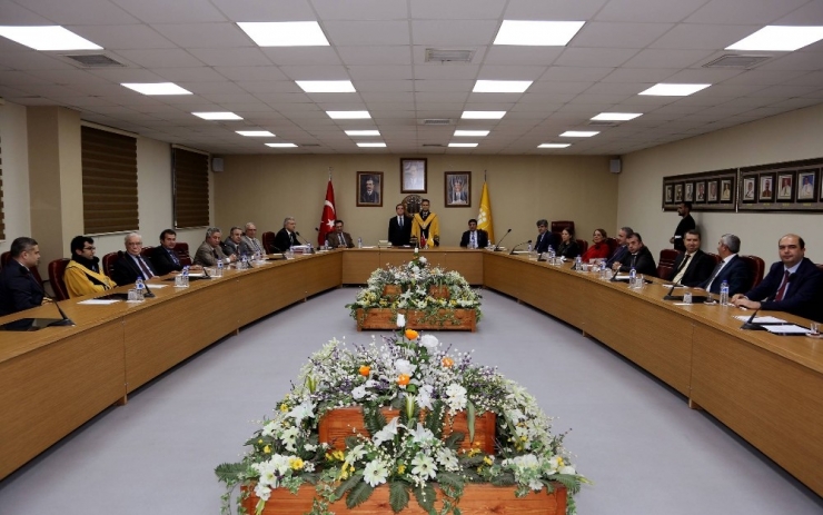 Unvanda Yükselen Akademisyenlere Cübbeleri Giydirildi