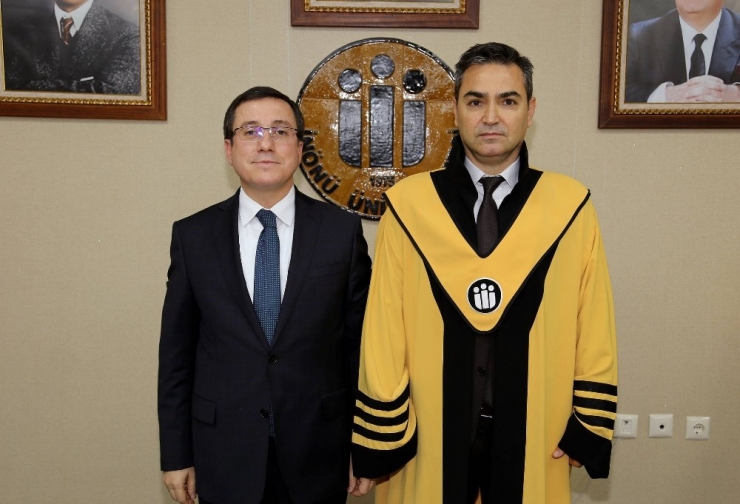 Unvanda Yükselen Akademisyenlere Cübbeleri Giydirildi