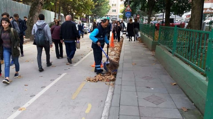 İzmit Belediyesi’nden Yüzlerce Sokakta Süpürge Hizmeti