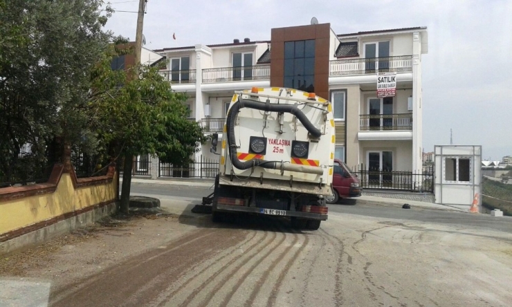 İzmit Belediyesi’nden Yüzlerce Sokakta Süpürge Hizmeti
