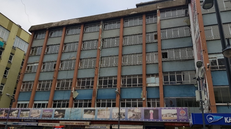 Eski Belediye Binası Tehlike Arz Ediyor