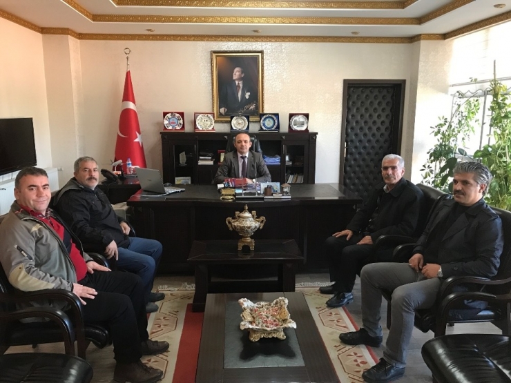 Burhaniye’de Şehit Babası Mehmet Zeki Sekin Kaymakam Öner’i Ziyaret Etti