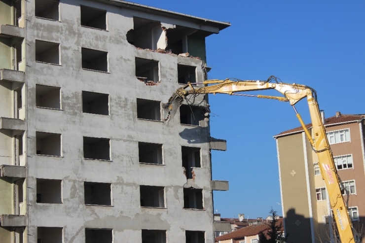 Madde Bağımlılarının Mesken Tuttuğu Bina Yıkıldı