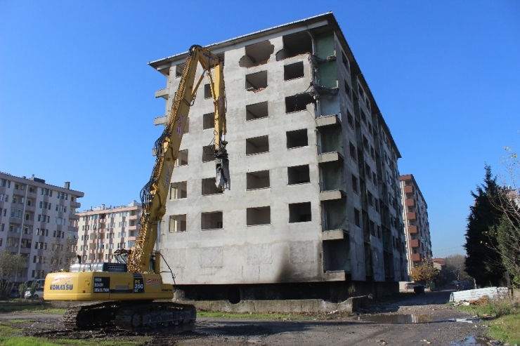 Madde Bağımlılarının Mesken Tuttuğu Bina Yıkıldı