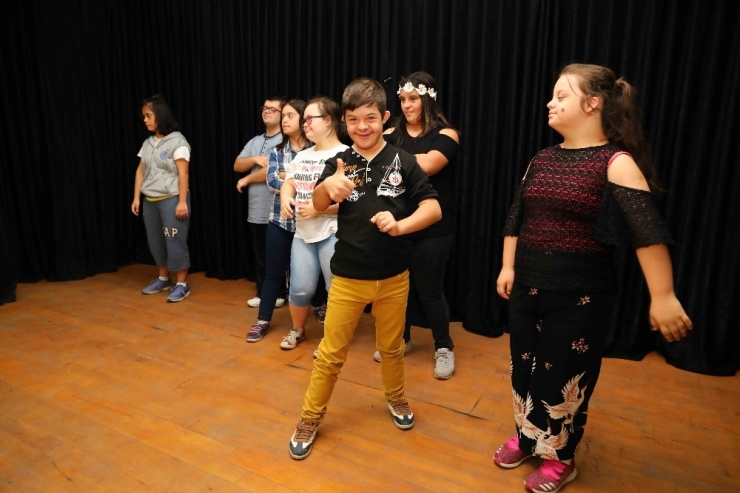 Bayraklı Tiyatroya “+1” Ekledi