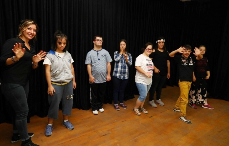 Bayraklı Tiyatroya “+1” Ekledi