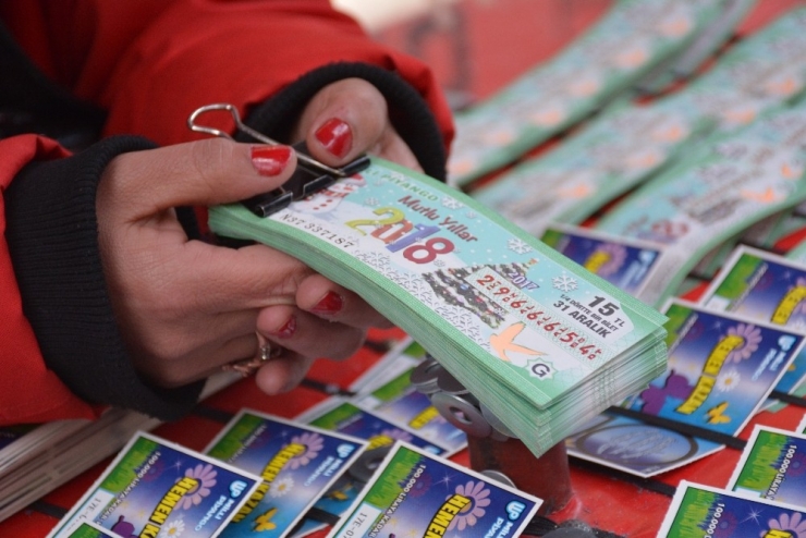 Yıllarca Sokaklarda Bilet Satarak Kızını Mezun Etti