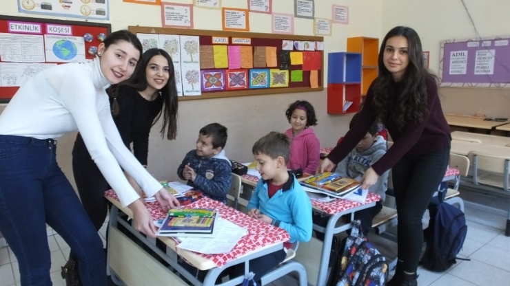 Üniversiteli Gençler Köy Çocuklarını Sevindirdi
