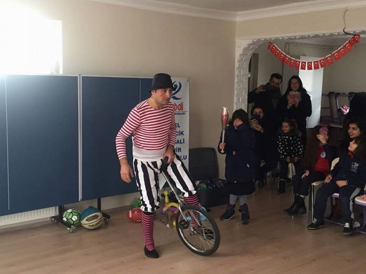 Minik Öğrencilere Jonglörlük Gösterisi