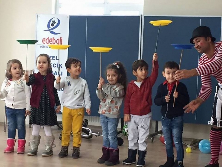 Minik Öğrencilere Jonglörlük Gösterisi