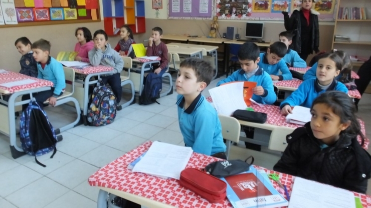 Üniversiteli Gençler Köy Çocuklarını Sevindirdi