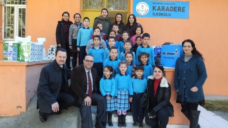 Üniversiteli Gençler Köy Çocuklarını Sevindirdi