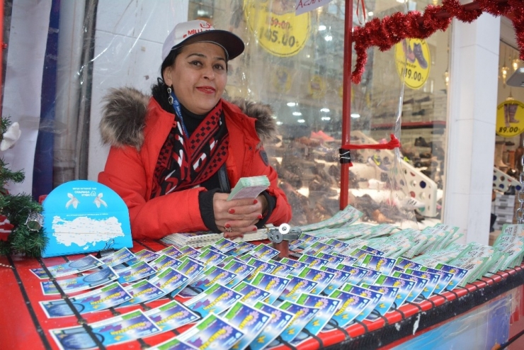 Yıllarca Sokaklarda Bilet Satarak Kızını Mezun Etti