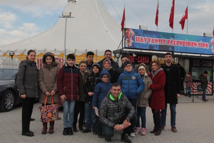 Türkiye Sirki’nin Gösterisini İzlemek İçin Buluştular