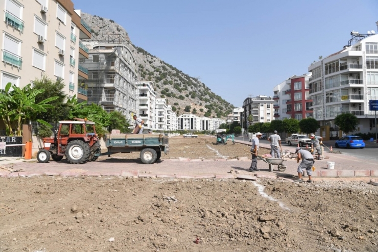 Konyaaltı Belediyesi’nden Yeşil Alan Çalışmaları