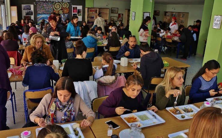 Bu Öğrenciler Her Gün 300 Kişiye Yemek Hazırlıyor