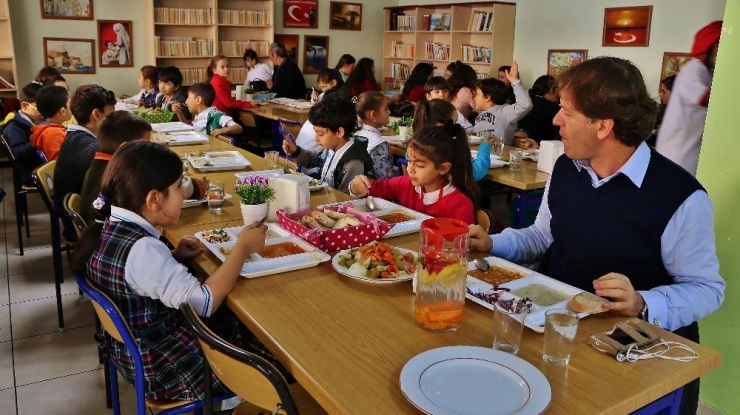 Bu Öğrenciler Her Gün 300 Kişiye Yemek Hazırlıyor