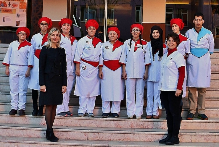 Bu Öğrenciler Her Gün 300 Kişiye Yemek Hazırlıyor