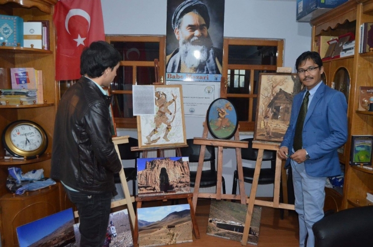 Bu Tabloları Sadece Ağaç Kabukları Ve Ahşap Parçaları Kullanarak Yapıyor