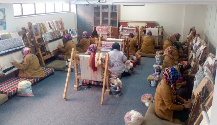 İpek, Hünerli Ellerde Sanata Dönüşüyor