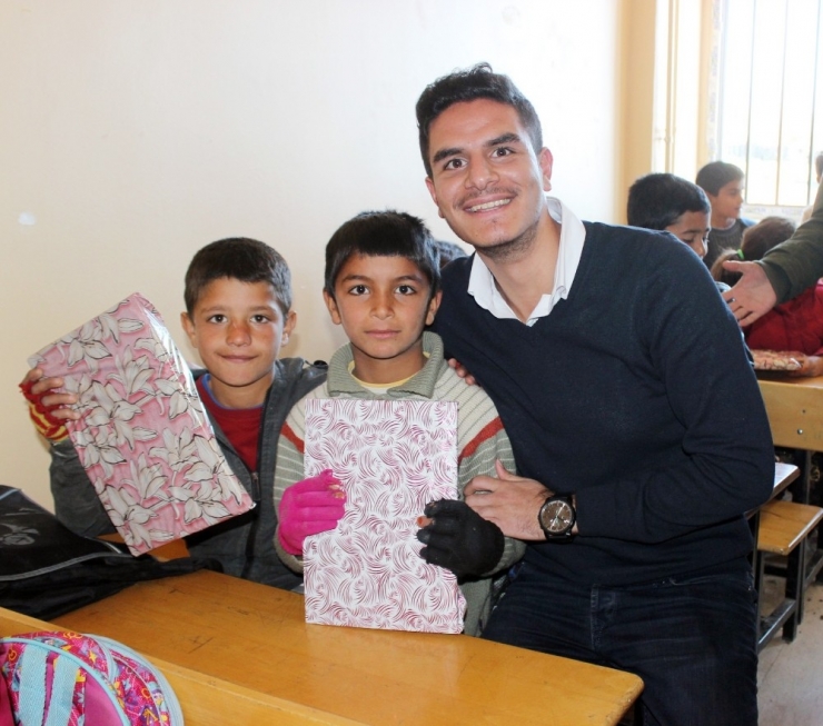 Üniversitelilerden Köy Okulundaki Öğrencilere Kırtasiye Yardımı