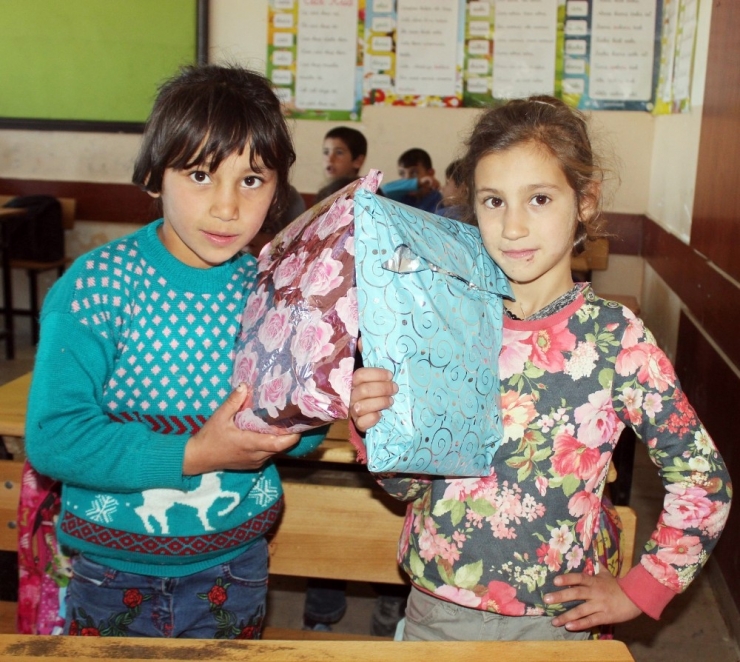 Üniversitelilerden Köy Okulundaki Öğrencilere Kırtasiye Yardımı