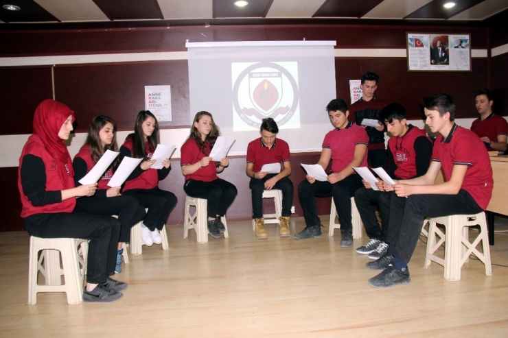 Yaptıkları Proje İle Lisedeki Devamsızlık Sorununu Çözdüler