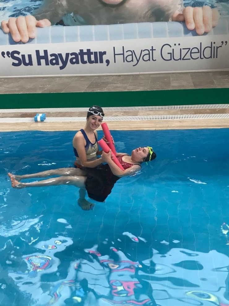 Salihli’de Engeller Yüzerek Aşılıyor