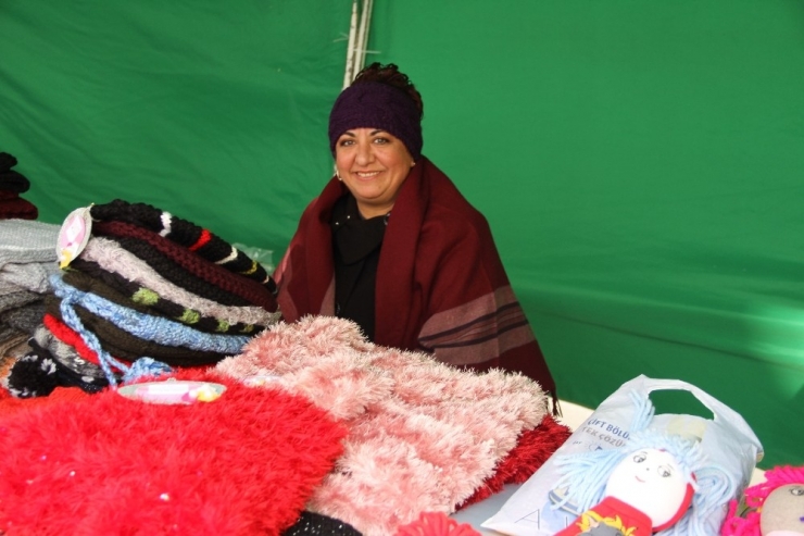 Mevsim Değişince Kışlık Örgü İşleri Yeniden Tezgahlarda