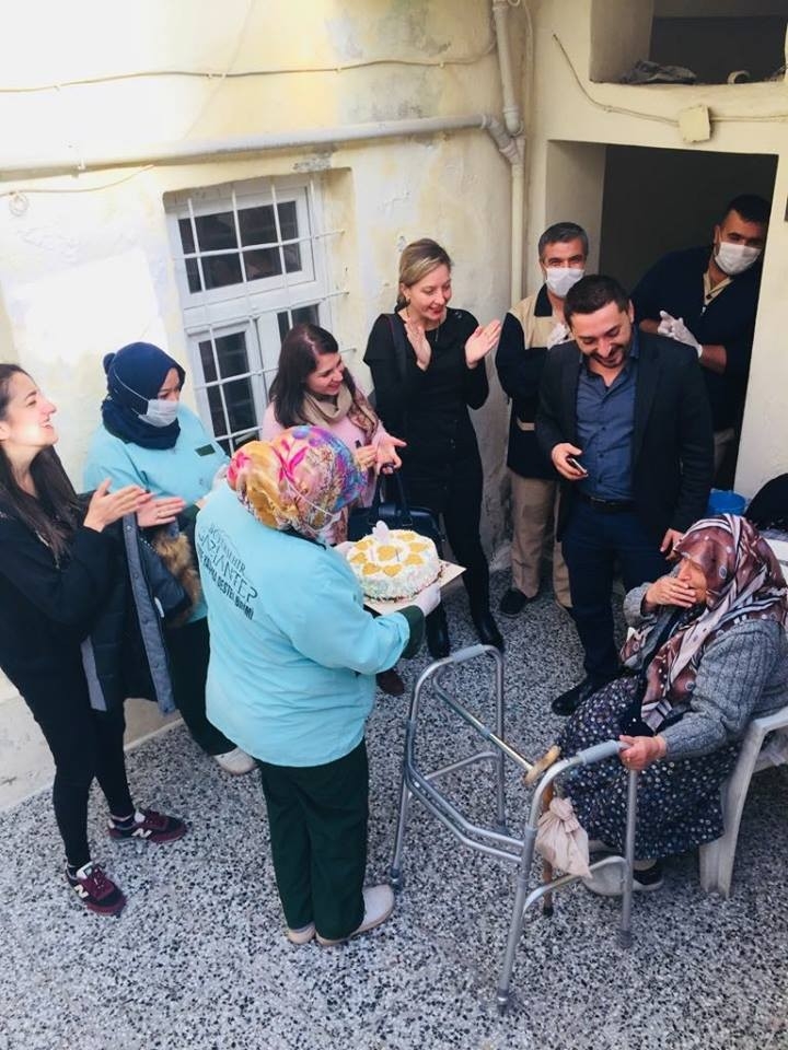 84 Yaşında İlk Kez Doğum Günü Kutladı