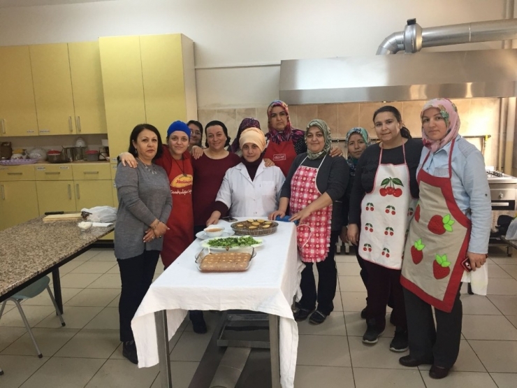 Burhaniye’de Aşçı Yardımcılığı Kursu Açıldı