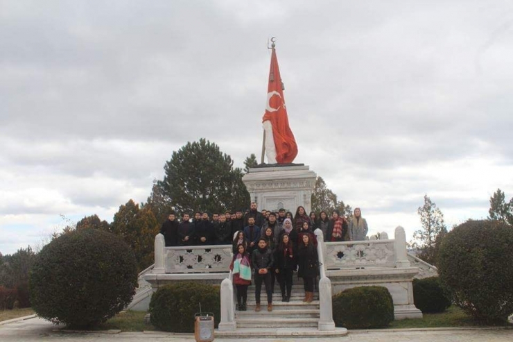 Dumlupınar Üniversitesi Öğrencilerinden Şehitlik Ziyareti