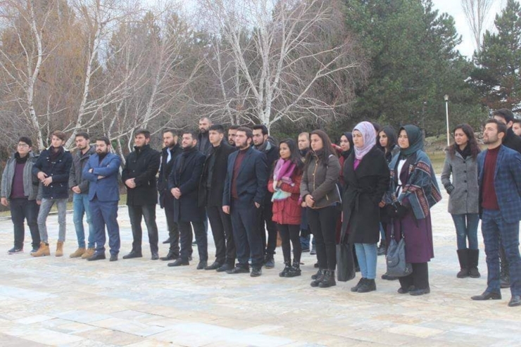 Dumlupınar Üniversitesi Öğrencilerinden Şehitlik Ziyareti