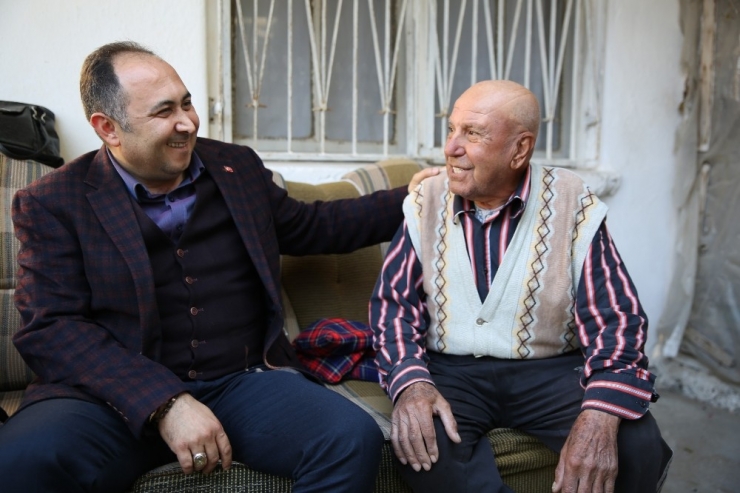 Finike Belediyesi, Yaşlıların Evini Temizliyor