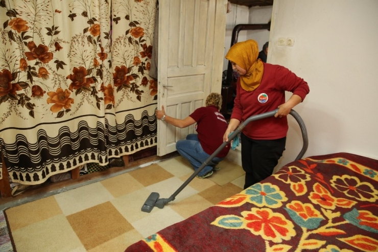 Finike Belediyesi, Yaşlıların Evini Temizliyor