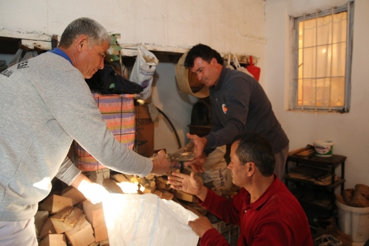 Finike Belediyesi, Yaşlıların Evini Temizliyor