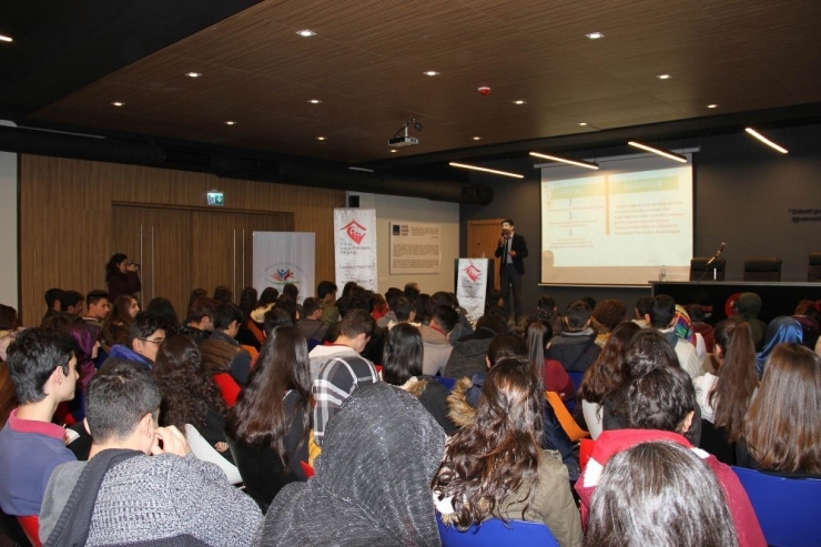 Gençlere "Bağımlılıkla Mücadele" Ve "Sosyal Medya" Kullanımı Eğitimi Veriliyor