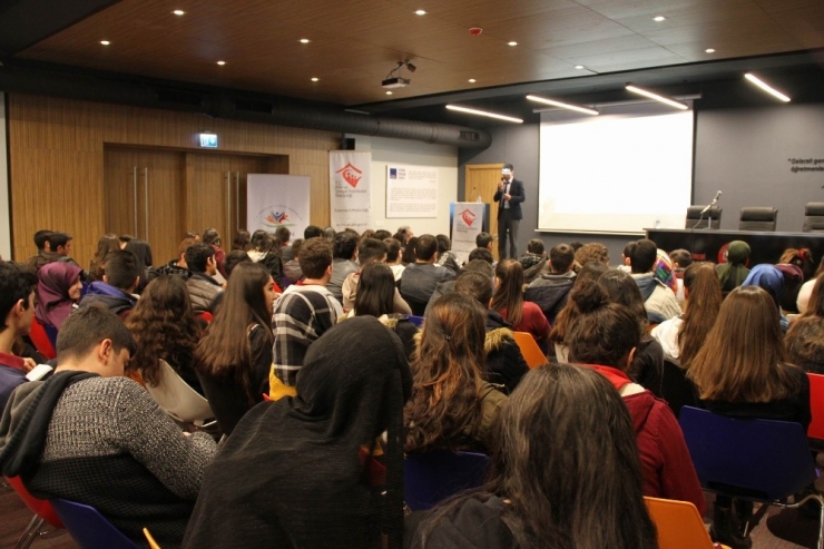 Gençlere "Bağımlılıkla Mücadele" Ve "Sosyal Medya" Kullanımı Eğitimi Veriliyor