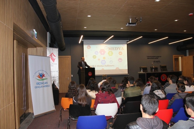 Gençlere "Bağımlılıkla Mücadele" Ve "Sosyal Medya" Kullanımı Eğitimi Veriliyor