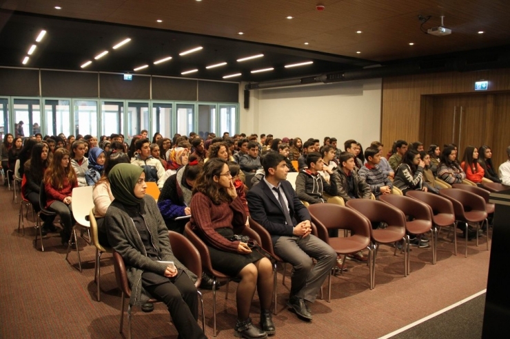 Gençlere "Bağımlılıkla Mücadele" Ve "Sosyal Medya" Kullanımı Eğitimi Veriliyor