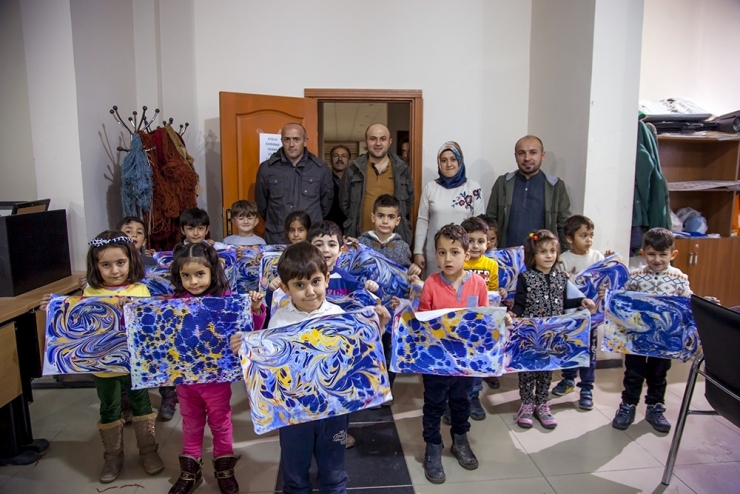 Minik Öğrenciler Ebru Sanatı Öğreniyor