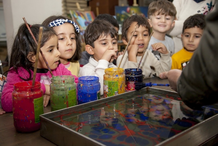 Minik Öğrenciler Ebru Sanatı Öğreniyor