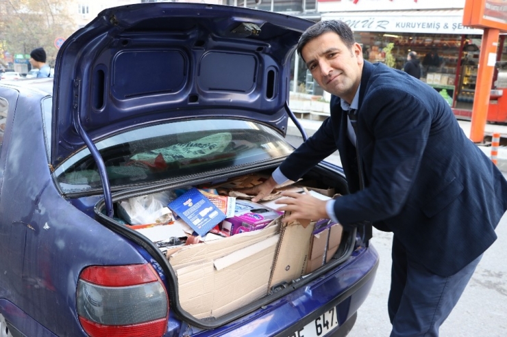 Takım Elbisesiyle Atık Kağıt Topluyor