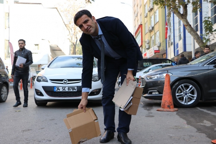 Takım Elbisesiyle Atık Kağıt Topluyor